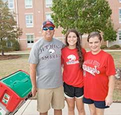 Jaguar 学生 and 父母 on move-in day